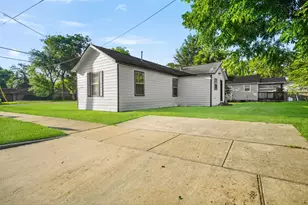 2102 N Galveston Ave, Pearland, TX 77581 - Photo 16