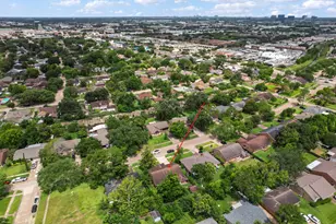 7103 Pella Dr, Houston, TX 77036 - Photo 32