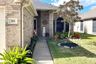 918 Peach Blossom Dr, Pearland, TX 77584 - Photo 2