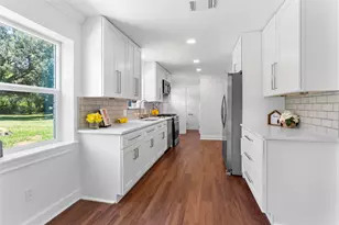 1325 Oak Hollow Dr, Dickinson, TX 77539 - Photo 8