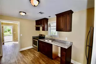 321 E 35th St, Houston, TX 77018 - Photo 2