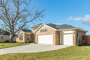 10 Green Meadows Ln, West Columbia, TX 77486 - Photo 2
