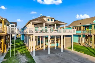 966 Pelican Ln, Crystal Beach, TX 77650 - Photo 2