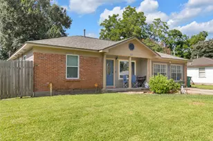 617 Catalpa St, Angleton, TX 77515 - Photo 1