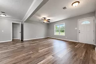210 Laurel St, Lake Jackson, TX 77566 - Photo 4
