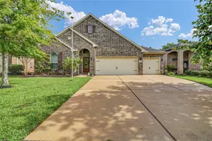108 Woodridge Xing, Clute, TX 77531 - Photo 1
