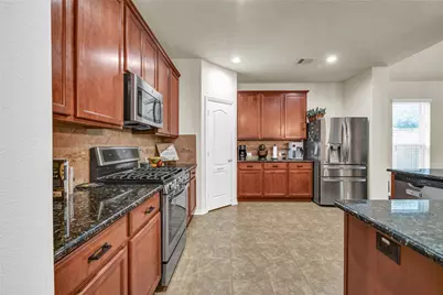 108 Woodridge Crossing, Clute, TX 77531 - Photo 2