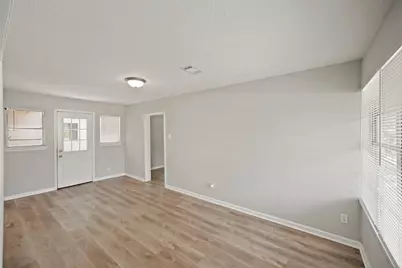 5822 Glenhurst Drive, Houston, TX 77033 - Photo 8