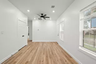 1504 W Blum St, Alvin, TX 77511 - Photo 4