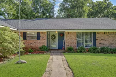 109 Southern Oaks Drive, Lake Jackson, TX 77566 - Photo 1