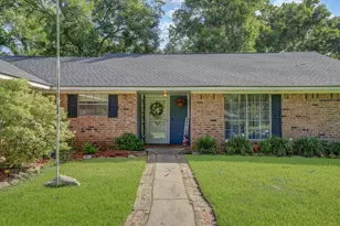 109 Southern Oaks Dr, Lake Jackson, TX 77566 - Photo 1