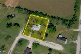905 E Columbus Dr, Wharton, TX 77488 - Photo 2