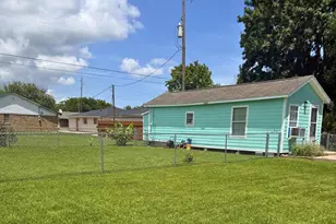1714 N Avenue Q, Freeport, TX 77541 - Photo 2