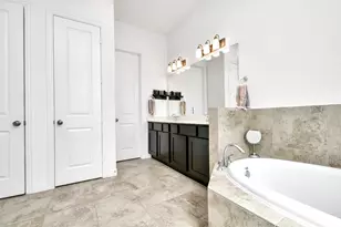 11012 Mikula Dr, Houston, TX 77043 - Photo 22
