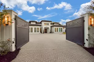 32 E Shady Ln, Houston, TX 77063 - Photo 2