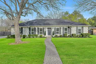 1909 Hunt Dr, Friendswood, TX 77546 - Photo 2