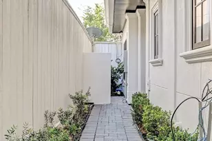 2015 McClendon St, Houston, TX 77030 - Photo 4