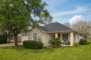 2819 S Peach Hollow Cir, Pearland, TX 77584 - Photo 2