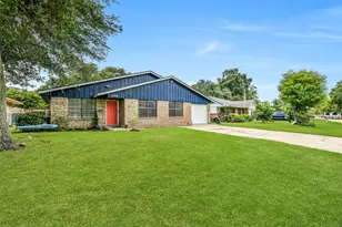 258 N Shanks St, Clute, TX 77531 - Photo 2