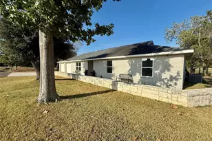 407 Lakeview Dr, Wallis, TX 77485 - Photo 4