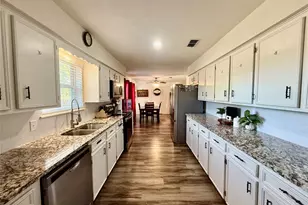 407 Lakeview Dr, Wallis, TX 77485 - Photo 8