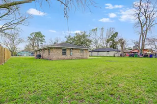 1406 W Talmage St, Alvin, TX 77511 - Photo 38