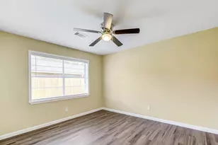 1406 W Talmage St, Alvin, TX 77511 - Photo 22