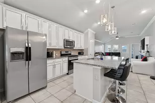 526 Heron Bay Cir, La Porte, TX 77571 - Photo 2