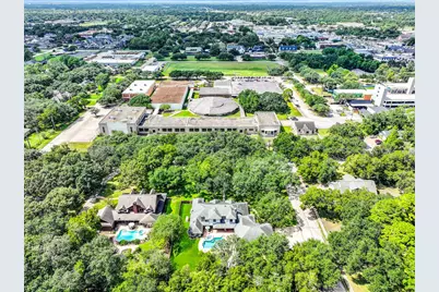 203 W Spreading Oaks Avenue, Friendswood, TX 77546 - Photo 2