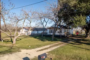 210 W Mulberry Ave, Wharton, TX 77488 - Photo 4