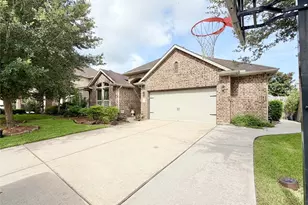 572 Southampton Ln, League City, TX 77573 - Photo 2