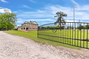 2222 N Main St, Highlands, TX 77562 - Photo 1