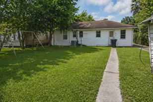4302 Edison St, Houston, TX 77009 - Photo 2