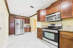 1213 W Sidnor St, Alvin, TX 77511 - Photo 2