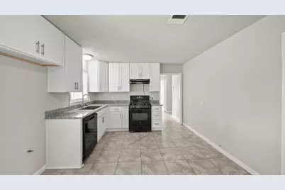 6809 W Bayou Drive W, Hitchcock, TX 77563 - Photo 6