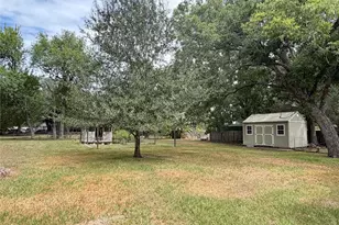 322 Fitzgerald St, East Bernard, TX 77435 - Photo 2
