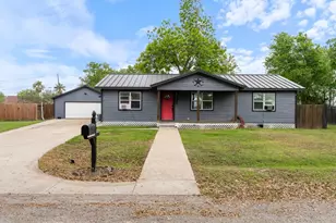404 E Elizabeth Ave, Palacios, TX 77465 - Photo 2