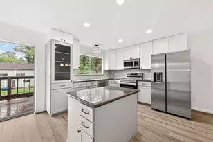 2 Kittiwake Ct, The Woodlands, TX 77380 - Photo 18