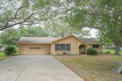 424 Candy Street, El Campo, TX 77437 - Photo 2