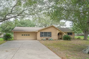 424 Candy St, El Campo, TX 77437 - Photo 2