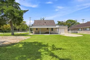 1215 E Walker St, League City, TX 77573 - Photo 38