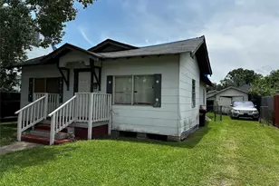 213 W Lobit St, Baytown, TX 77520 - Photo 2