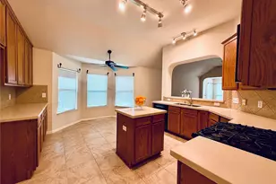 10004 Chestnut Creek Way, Pearland, TX 77584 - Photo 6