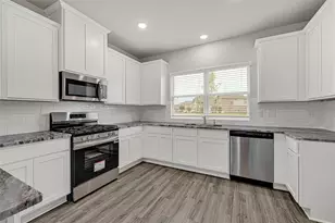 2106 Spring Hollow Dr, Baytown, TX 77521 - Photo 8