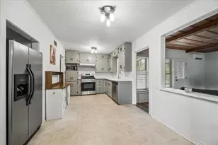 317 Harbert St, Columbus, TX 78934 - Photo 10