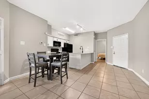 10855 Meadowglen Ln, Houston, TX 77042 - Photo 10