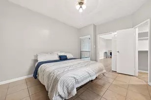 10855 Meadowglen Ln, Houston, TX 77042 - Photo 14