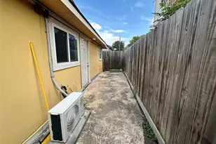 6905 Palestine St, Houston, TX 77020 - Photo 10