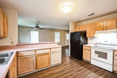 124 Menke Street, Sealy, TX 77474 - Photo 8