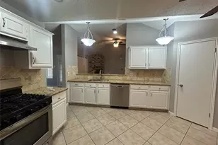 913 Willowbriar Ln, Deer Park, TX 77536 - Photo 2